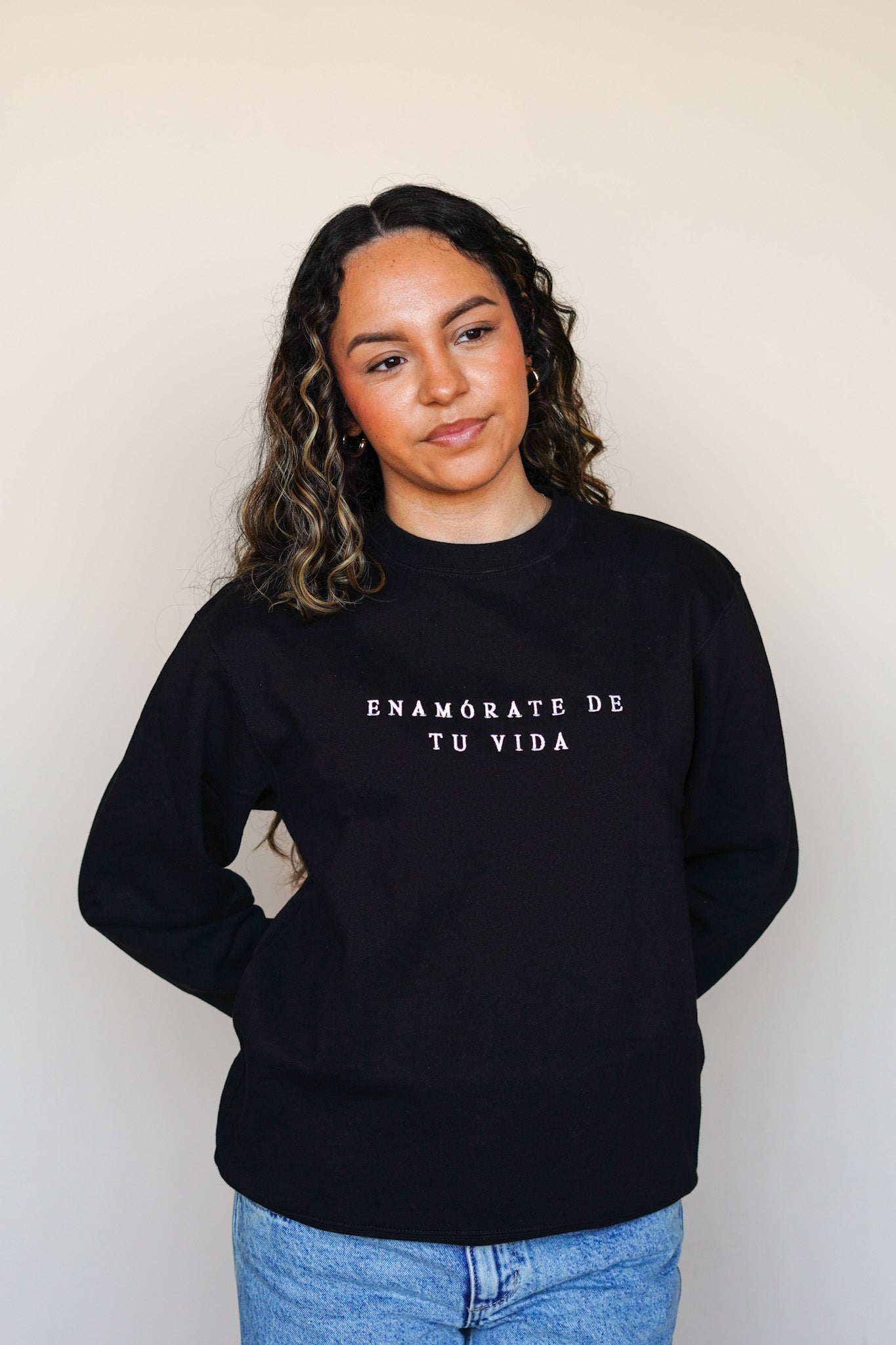 'Enamórate De Tu Vida' Embroidered Black Crewneck