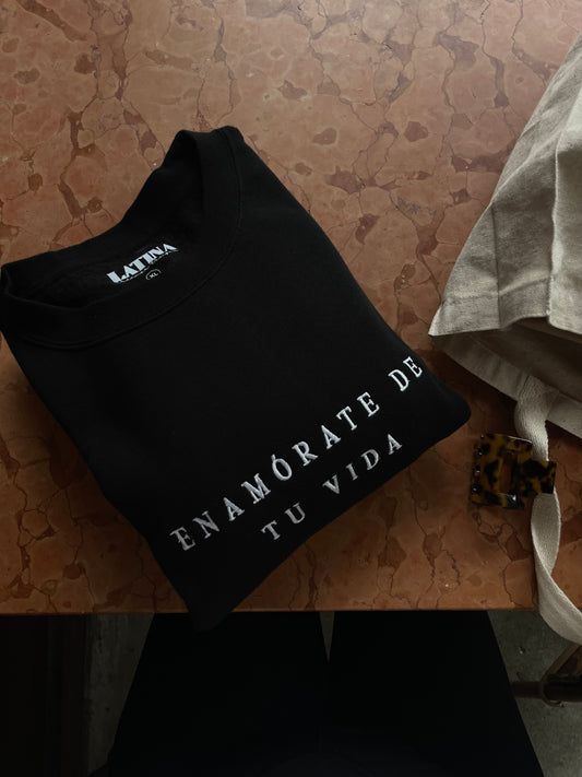 'Enamórate De Tu Vida' Black Crewneck