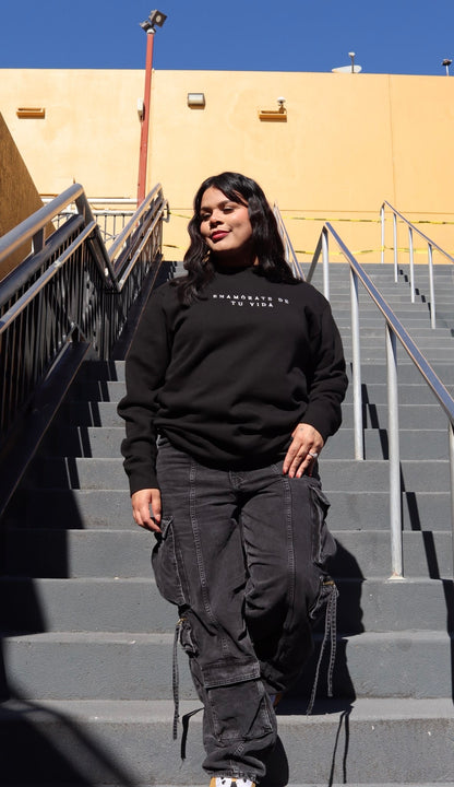 'Enamórate De Tu Vida' Embroidered Black Crewneck
